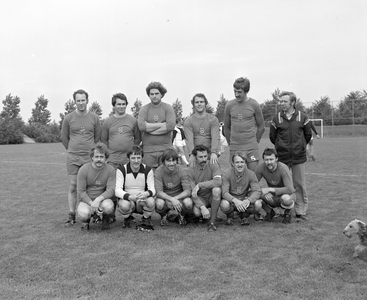 880934 Elftalfoto van een voetbalteam van het Gemeentelijk Energie Bedrijf (G.E.B.) bij onderlinge wedstrijden op ...